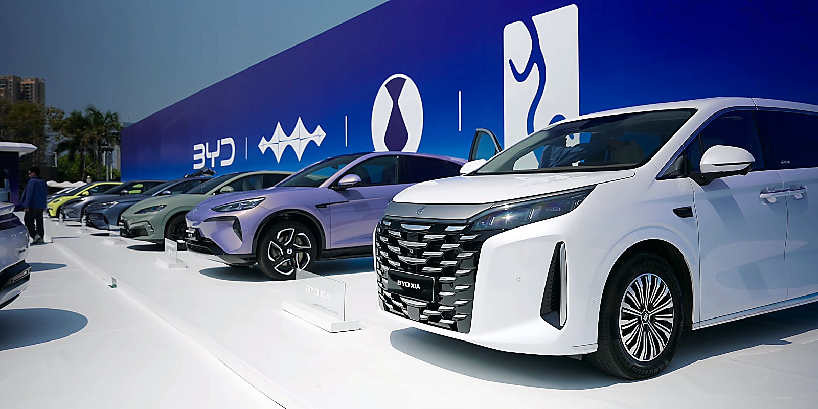 중국 선전의 BYD 본사 앞에 늘어선 차들